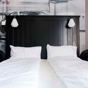 Studio Lit Queen-Size