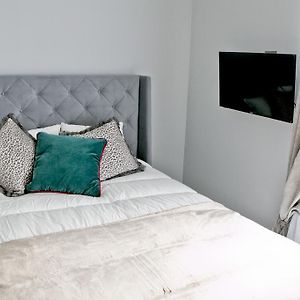 Elegant City Center Apartment 7B