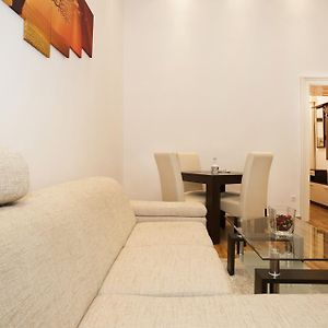 Charlotte Apartment Close To Opera