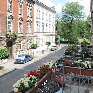 Style4Rent Sunny Old Town Apartments
