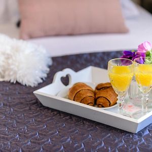 Lorelai Apartments