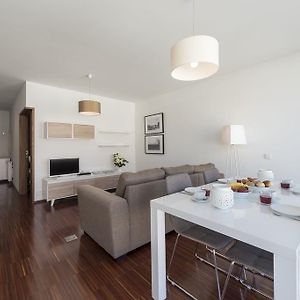 Lovelystay - Casas Brancas - Modern Apartment With Balcony & Free Private Parking
