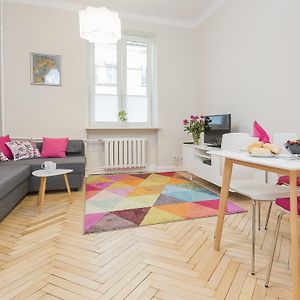 Delightful New Town Square Apartment