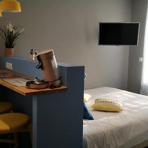 Studio Lit Queen-Size