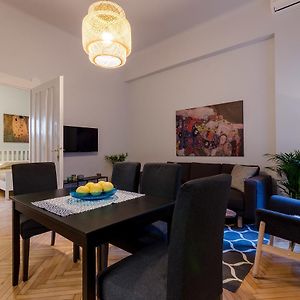Appartement à 2 Chambres à Coucher