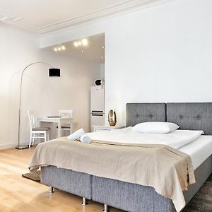 Studio Lit King-Size