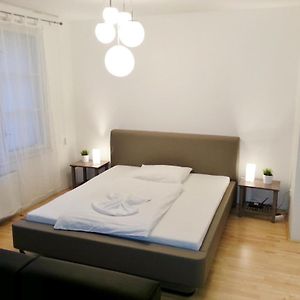 Studio Lit King-Size