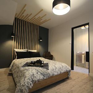 Studio Lit King-Size