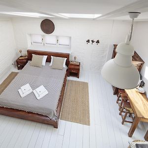Studio Lit King-Size