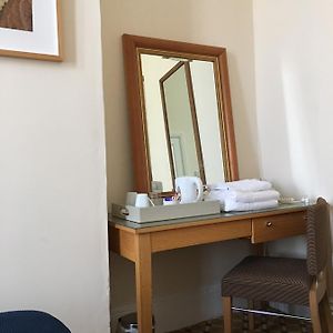 Chambre Budgétée Lit Queen-Size