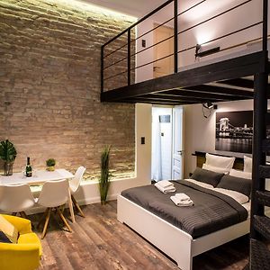 Very Stylish And Fresh Studio Home In The Center