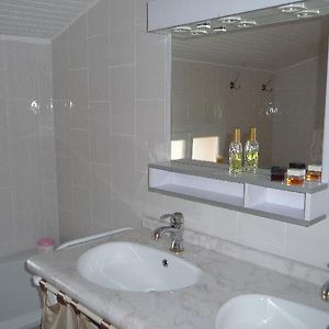 Suite à 3 Chambres à Coucher