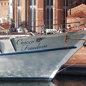 Venezia Boat & Breakfast Caicco Freedom