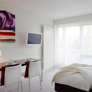 Studio Lit King-Size