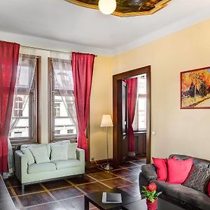 Art House Apartments By Adrez