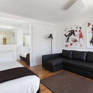 Studio Lit King-Size