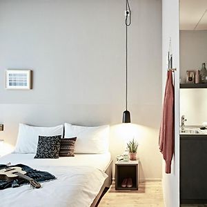 Studio Lit King-Size