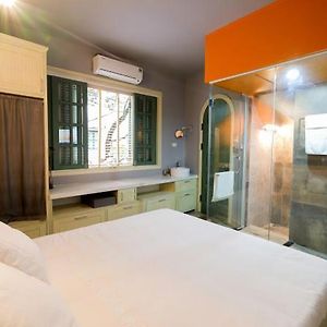 Studio Lit King-Size