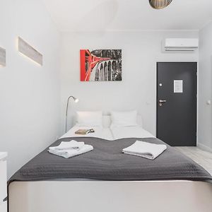 Studio Lit King-Size