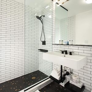 Chambre Accessible aux Personnes à Mobilité Réduite Lit Queen-Size