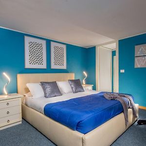 Pantheon Blue Petite Maison