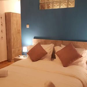Studio Lit King-Size