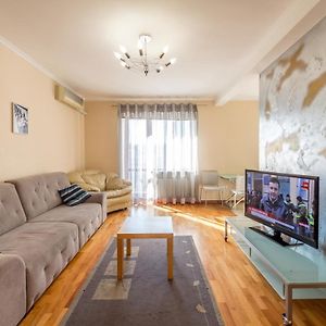 Apartment On Triokhsviatytelska