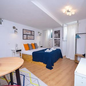 Studio Lit King-Size