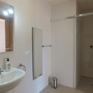 Chambre Lit Queen-Size avec Accès aux Personnes Handicapées