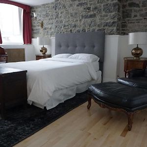 Chambre Semi Lit Queen-Size au Sous-Sol