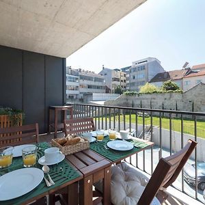 Lovelystay - Downtown Balcony Apartment With Free Parking