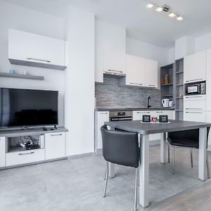 Bpr Chic White Home With Terrace & A/C & Garage