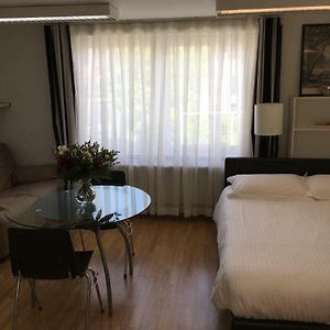 Studio Lit King-Size