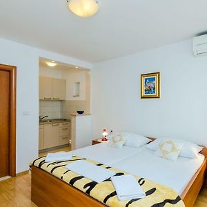 Studio Lit King-Size