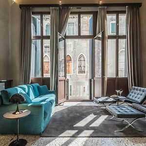 Exquisite Pied-A-Terre With Balcony