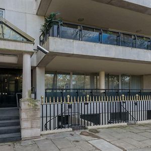 One Bedroom Hyde Park Apartment