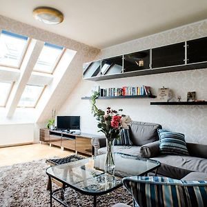 Hollo Apartment - Private Garage - A/C