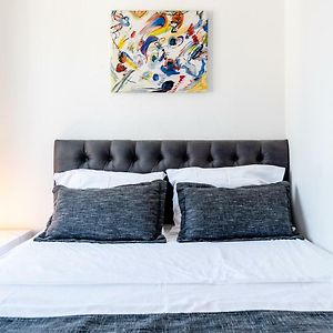 Studio Standarde Lit Queen-Size