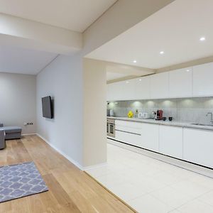 Appartement Grand à 4 Chambres à Coucher