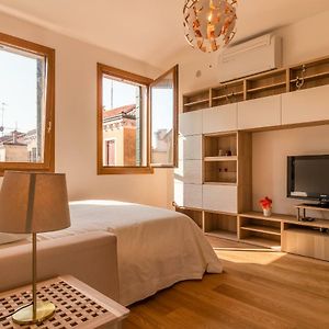 Sunny Nest Canal View In Venice Chic Movida