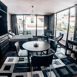 Studio Lit Queen-Size