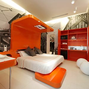 Studio Lit King-Size
