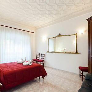 Caterina One O One - Embassy Apartment