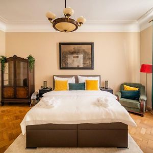 Luxurious Kafka Family Apt In Old Town
