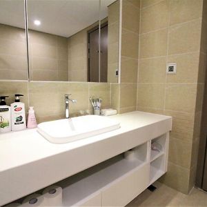 Appartement à 3 Chambres à Coucher aux Étages Supérieurs