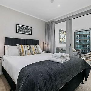 Beautifully Modern Brand New Central Apartment