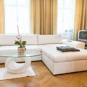 Appartement de Luxe au Deuxième Étage