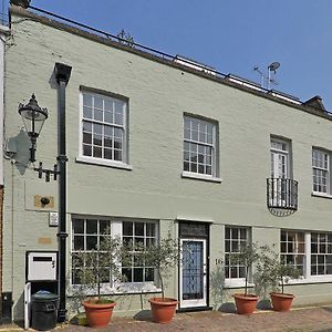 Ennismore Mews