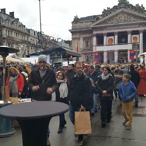 Les Pieds a La Grande Place
