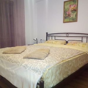New Studio Next To Metro For 2 People